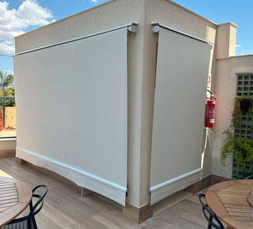 Detalhe do mecanismo de toldo cortina